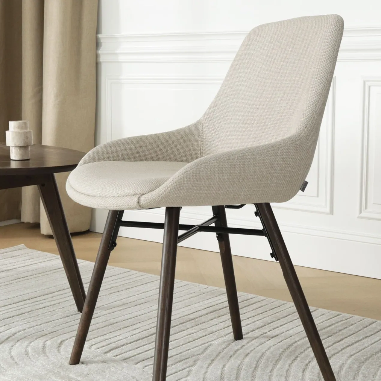 Eetkamerstoel Nena-Isa beige - walnoten onderstel
