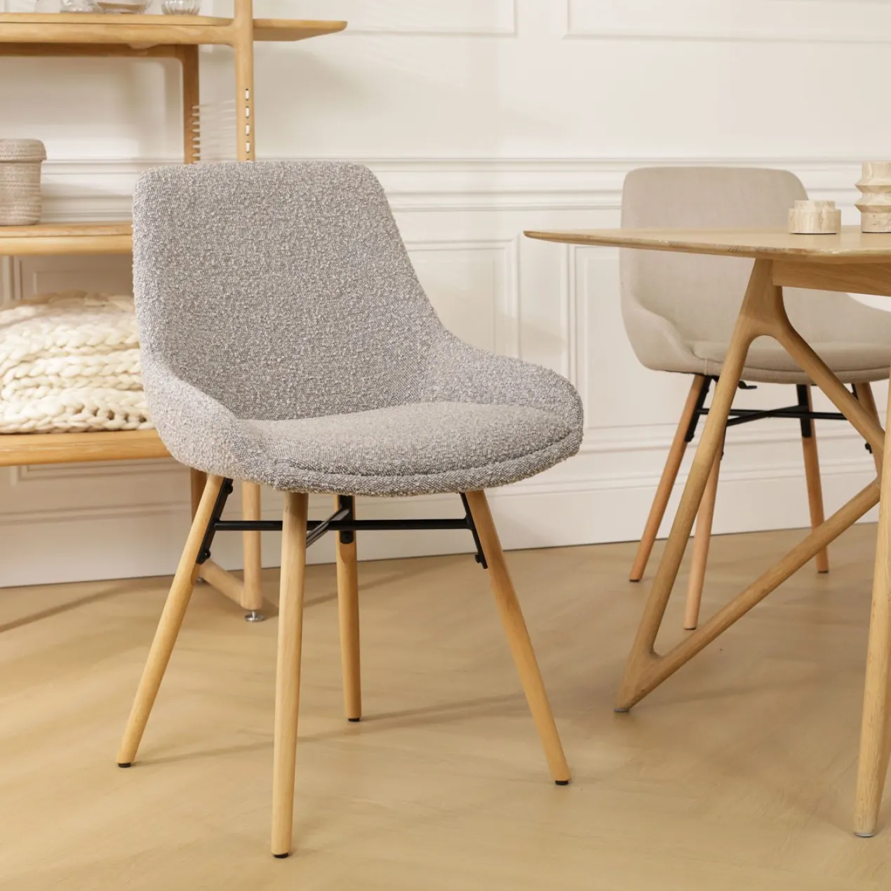 Eetkamerstoel Nena-Isa bouclé taupe - naturel onderstel