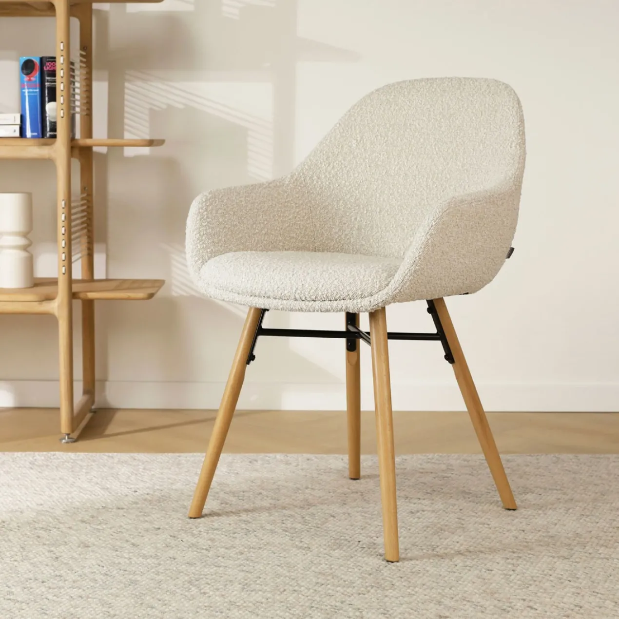 Eetkamerstoel Nena-Mae bouclé beige - naturel onderstel