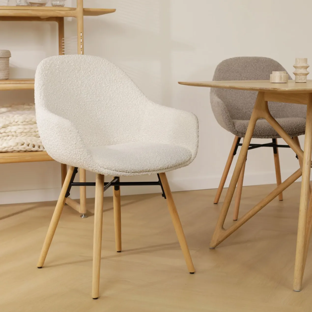 Eetkamerstoel Nena-Mae bouclé beige - naturel onderstel