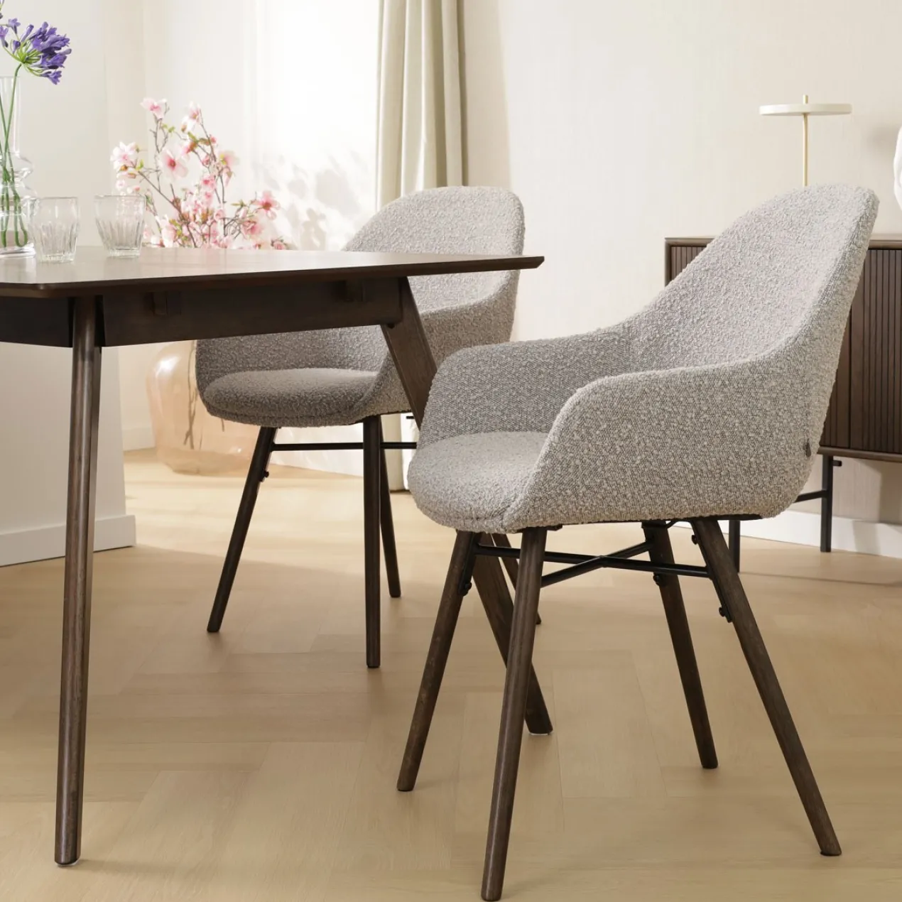 Eetkamerstoel Nena-Mae bouclé taupe - walnoten onderstel