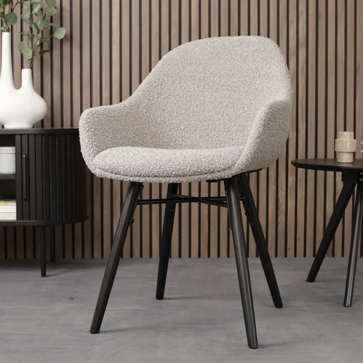 Eetkamerstoel Nena-Mae bouclé beige - zwart onderstel