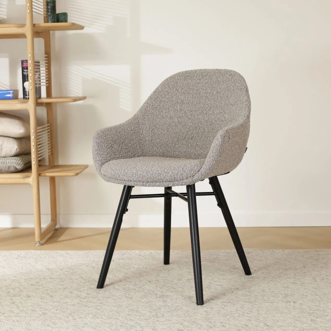 Eetkamerstoel Nena-Mae bouclé beige - zwart onderstel
