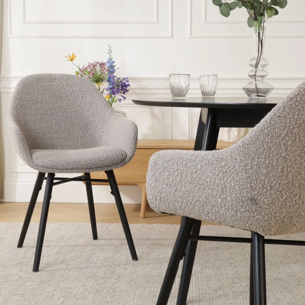 Eetkamerstoel Nena-Mae bouclé beige - zwart onderstel