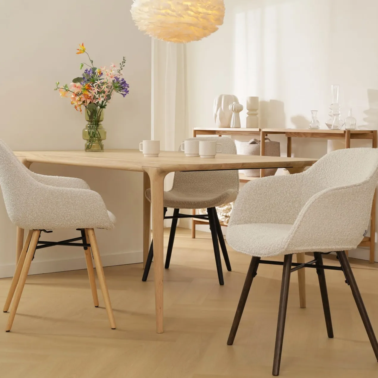 Eetkamerstoel Nena-Mare bouclé beige - zwart onderstel
