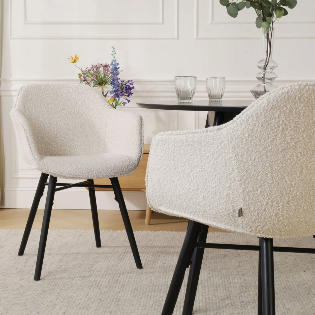 Eetkamerstoel Nena-Mare bouclé beige - zwart onderstel
