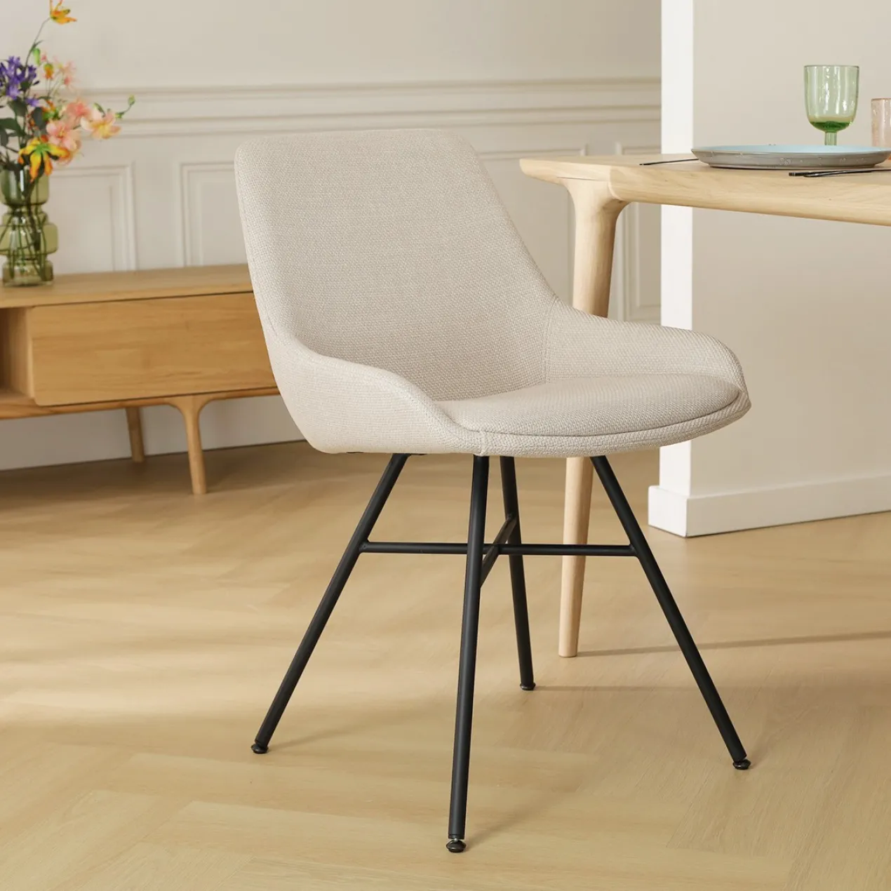Eetkamerstoel Noa-Isa beige - zwart onderstel