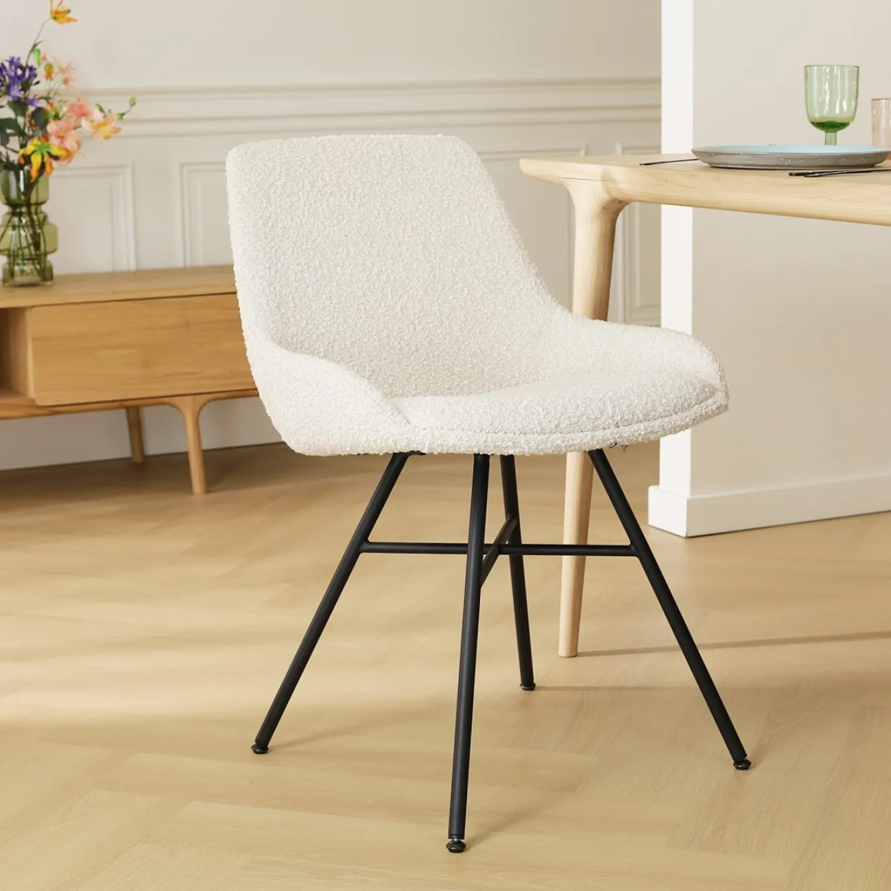 Eetkamerstoel Noa-Isa bouclé beige - zwart onderstel