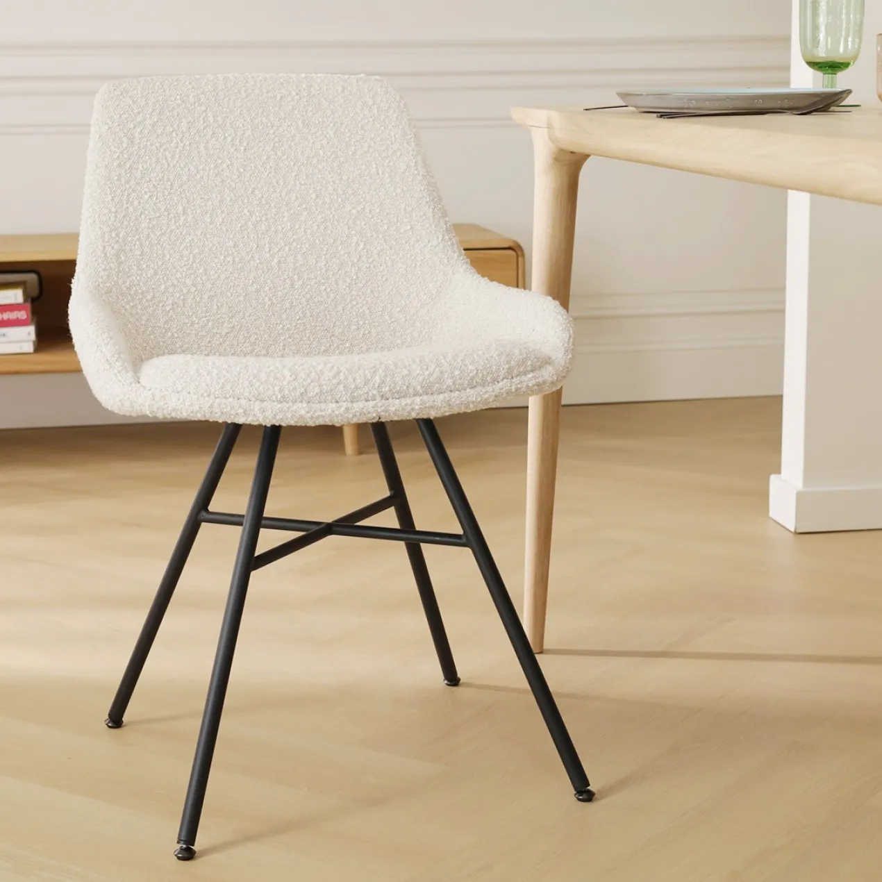 Eetkamerstoel Noa-Isa bouclé beige - zwart onderstel