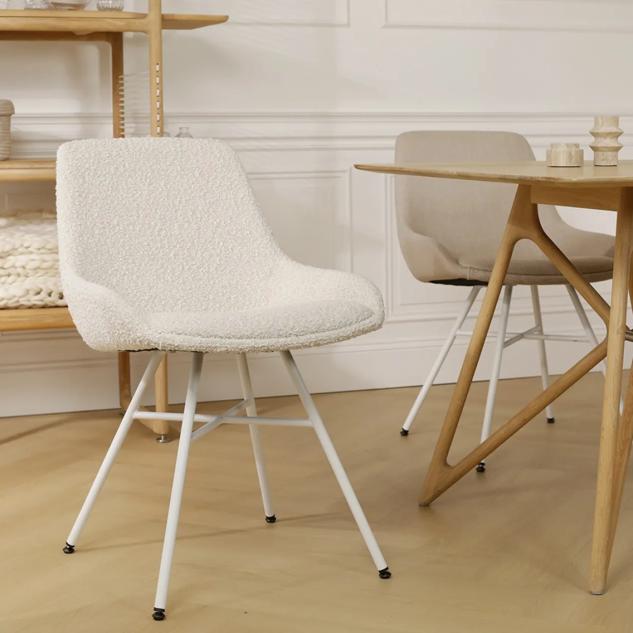 Eetkamerstoel Noa-Isa bouclé beige - wit onderstel