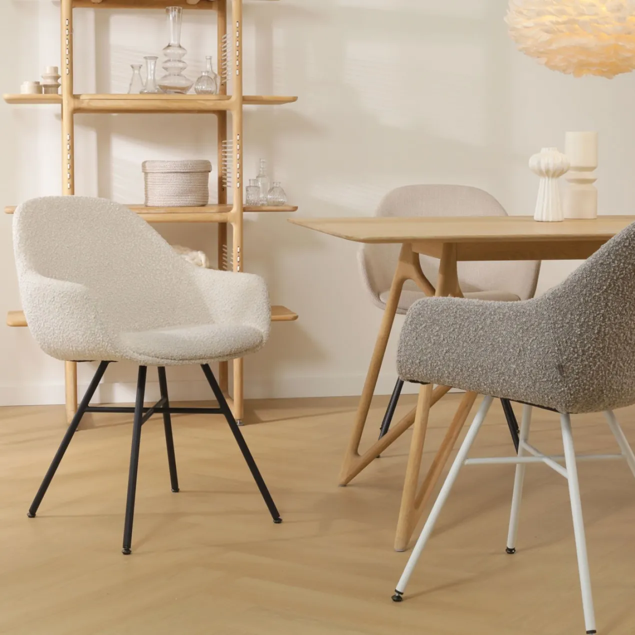 Eetkamerstoel Noa-Mae bouclé beige - wit onderstel