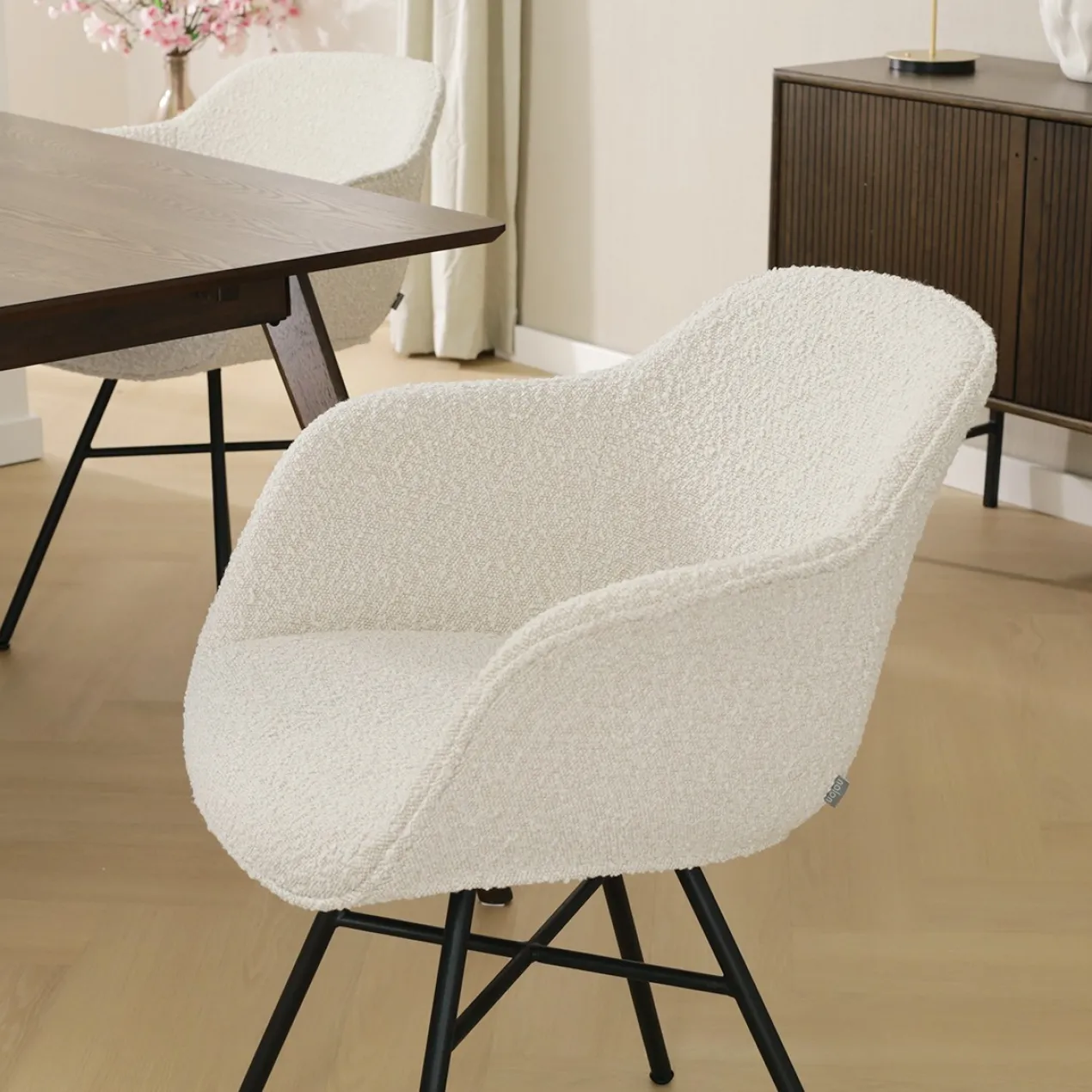 Eetkamerstoel Noa-Mare bouclé beige - zwart onderstel