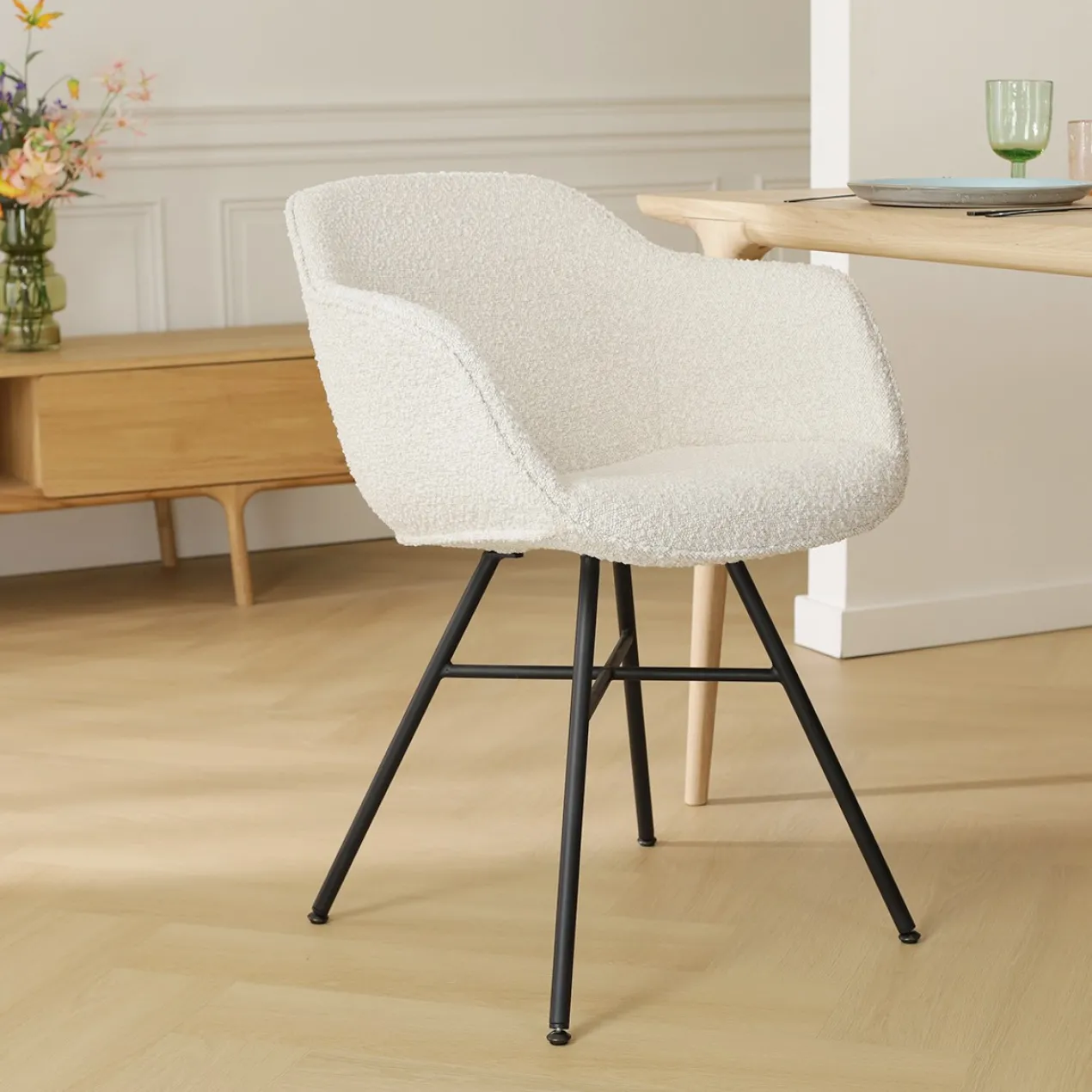 Eetkamerstoel Noa-Mare bouclé beige - zwart onderstel