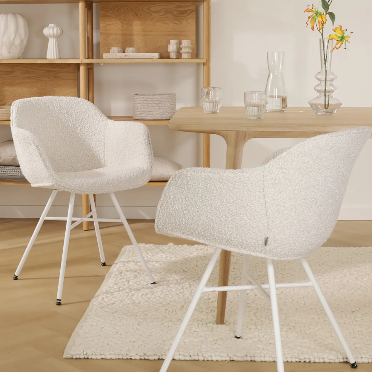 Eetkamerstoel Noa-Mare bouclé beige - wit onderstel