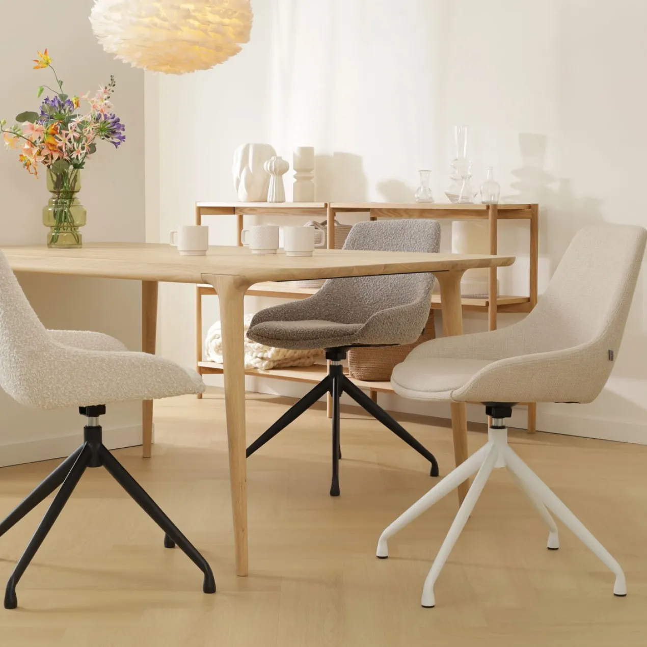 Eetkamerstoel Nola-Isa beige draaibaar - zwart onderstel