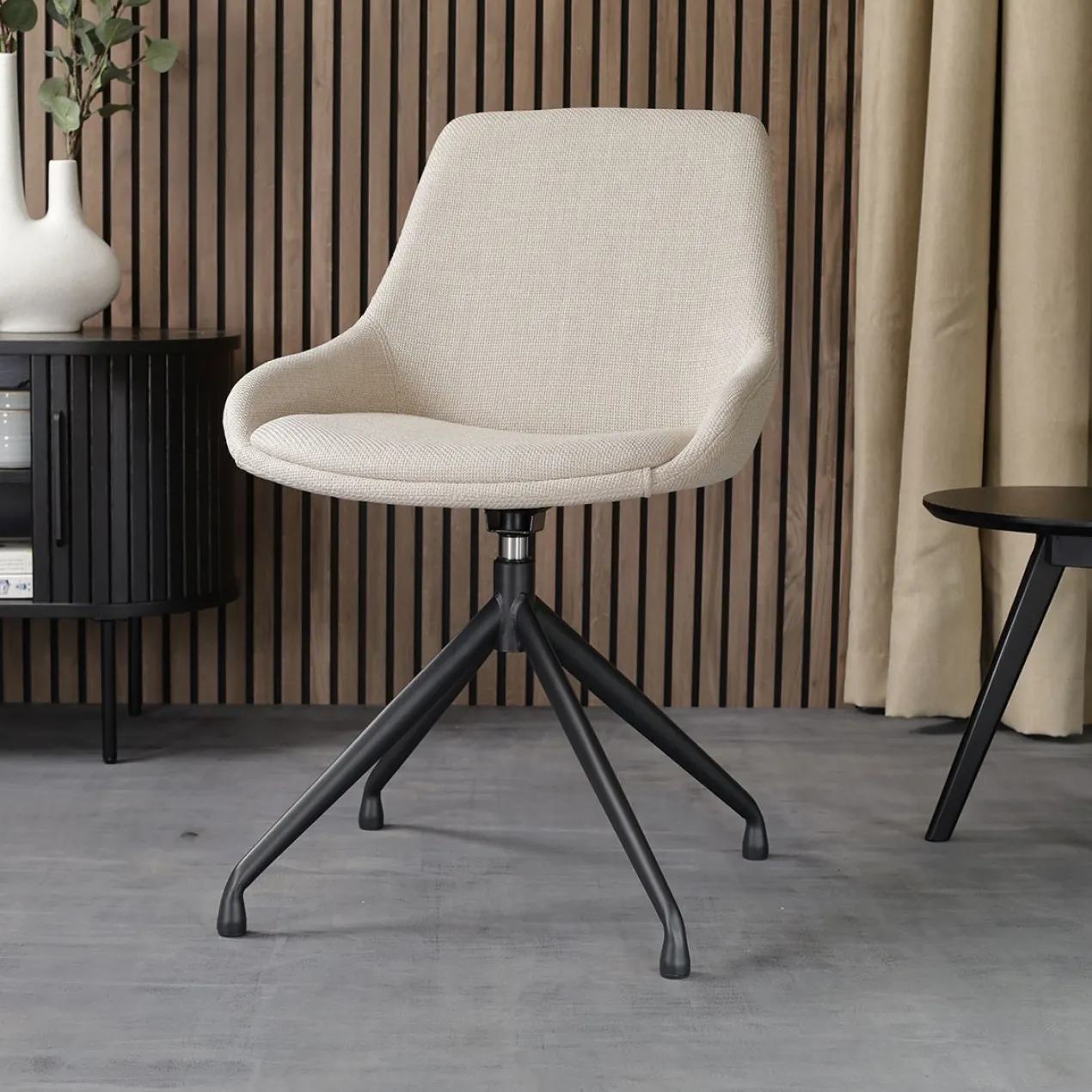 Eetkamerstoel Nola-Isa beige draaibaar - zwart onderstel