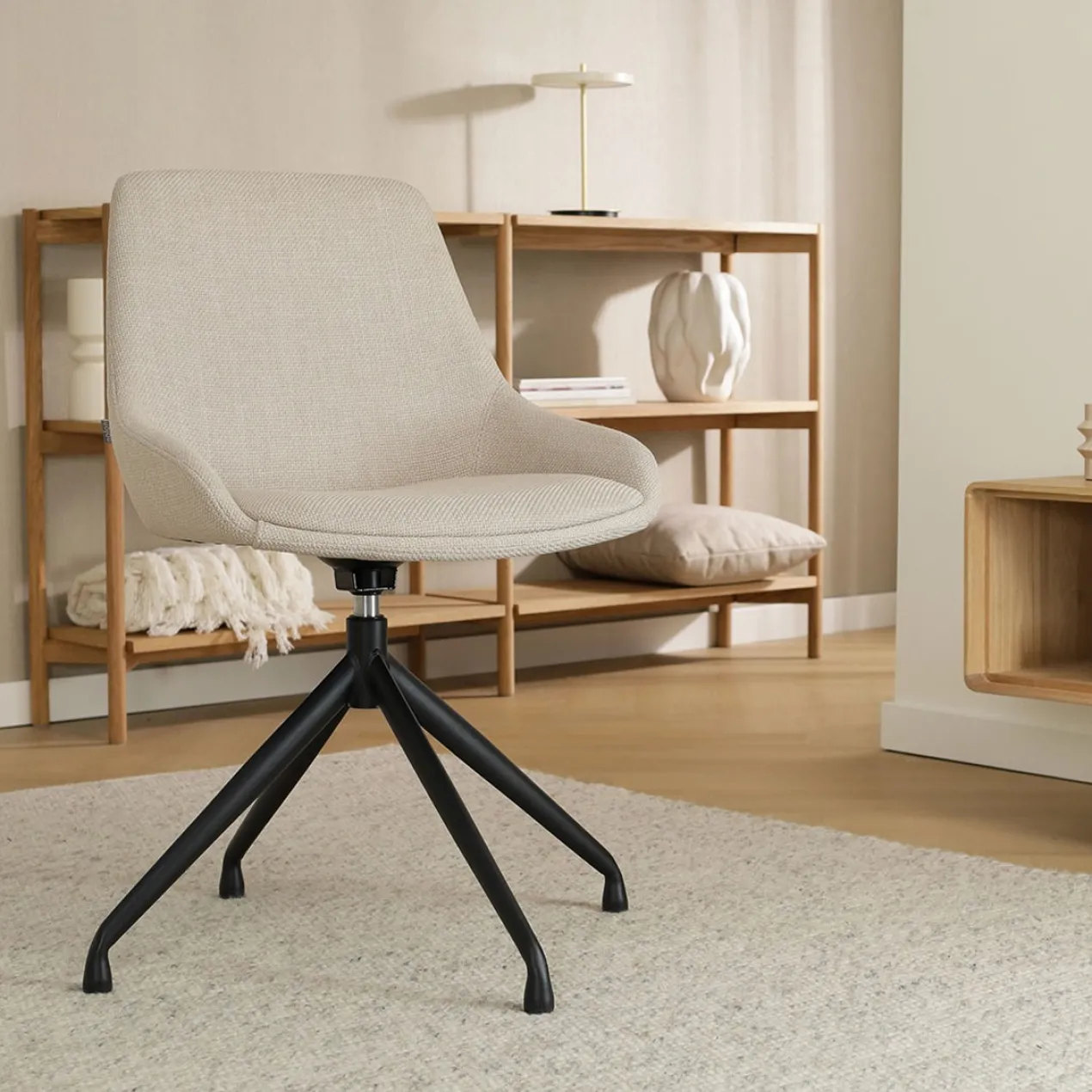 Eetkamerstoel Nola-Isa beige draaibaar - zwart onderstel