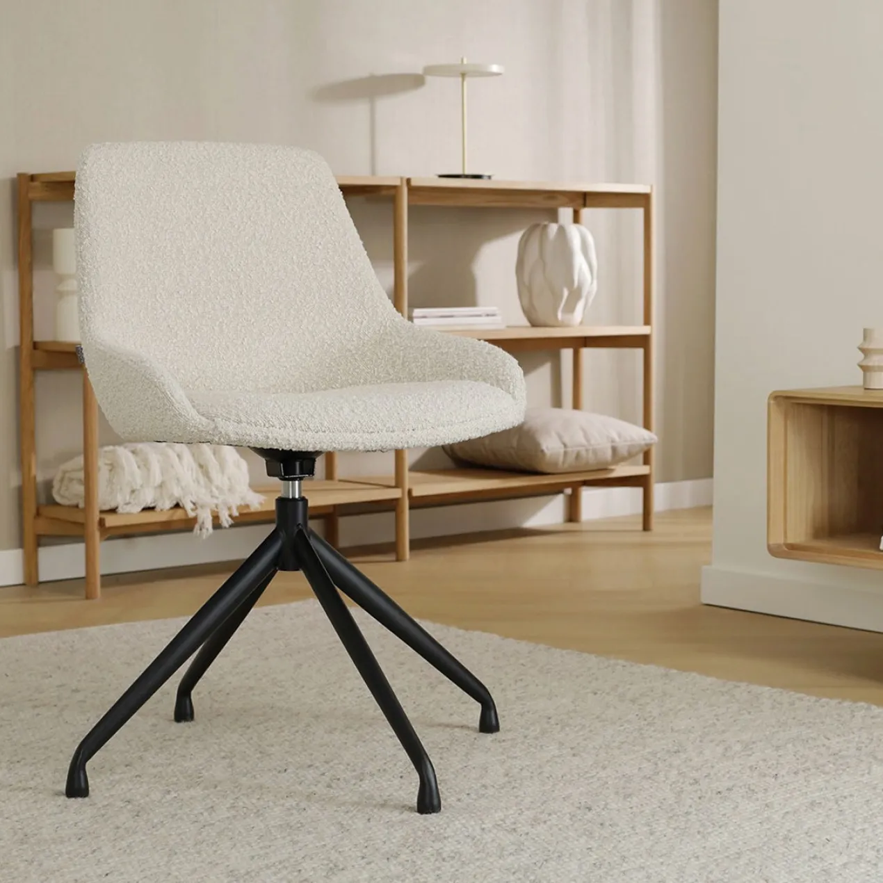 Eetkamerstoel Nola-Isa bouclé beige - zwart onderstel