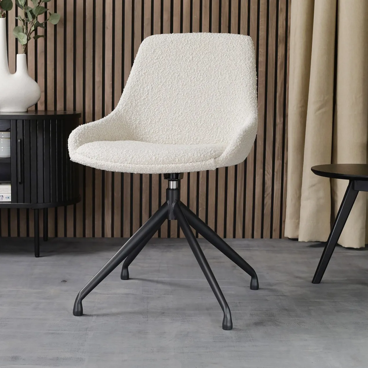 Eetkamerstoel Nola-Isa bouclé beige - zwart onderstel