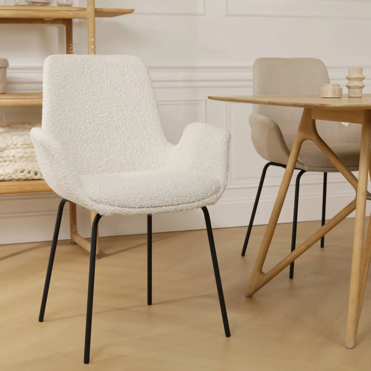 Eetkamerstoel Nora-Eef bouclé beige - zwart onderstel