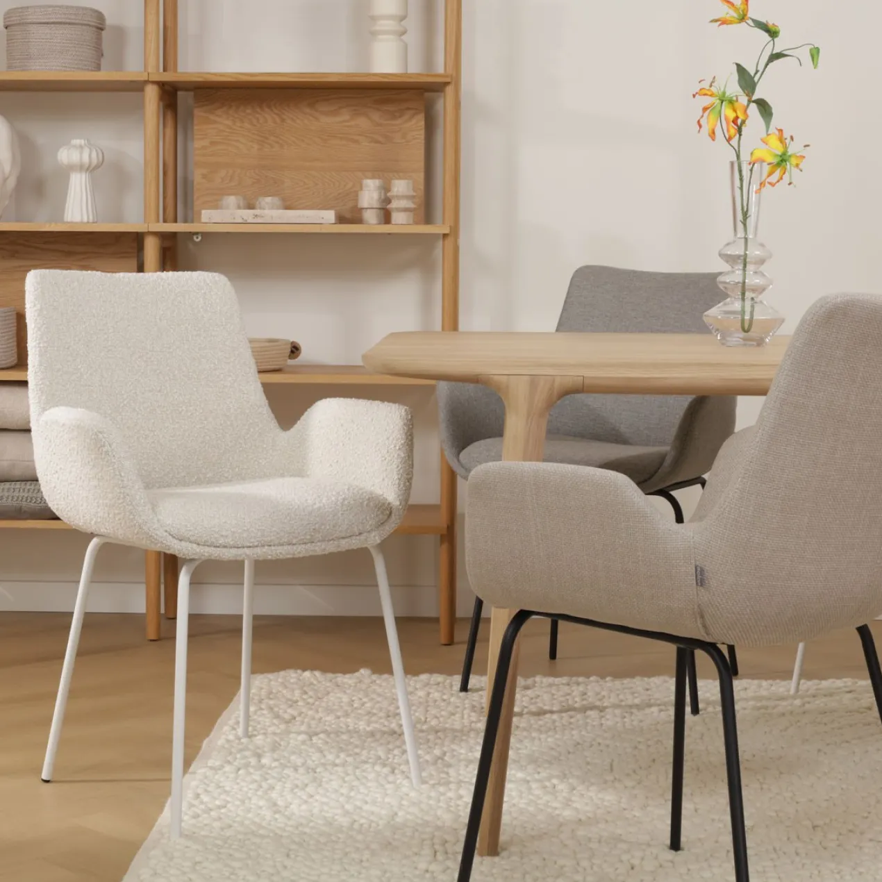 Eetkamerstoel Nora-Eef bouclé beige - zwart onderstel