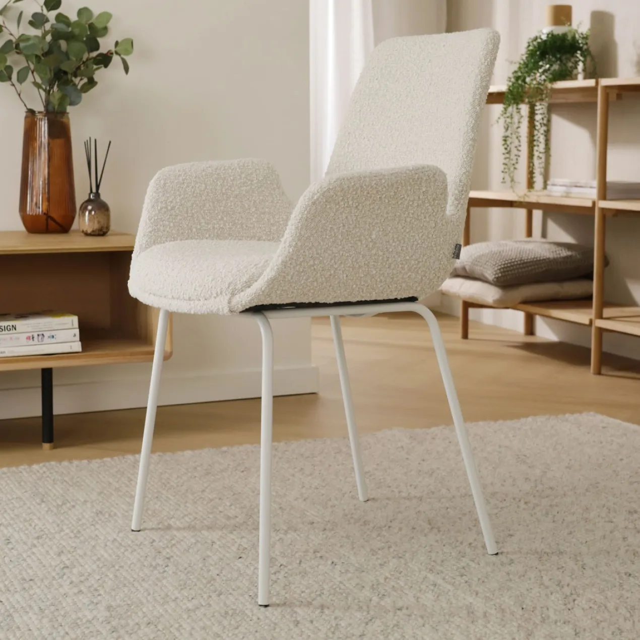 Eetkamerstoel Nora-Eef bouclé beige - wit onderstel