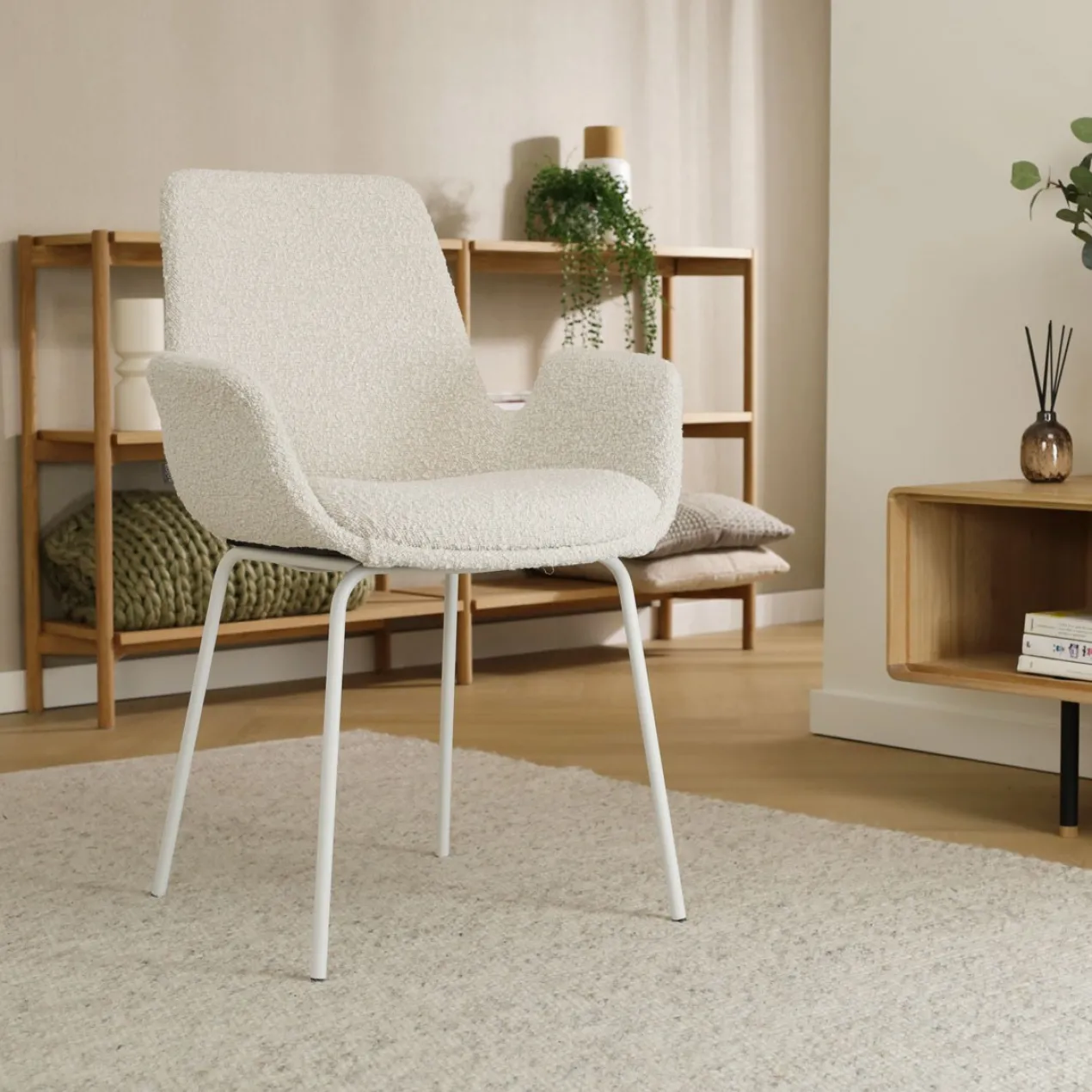 Eetkamerstoel Nora-Eef bouclé beige - wit onderstel