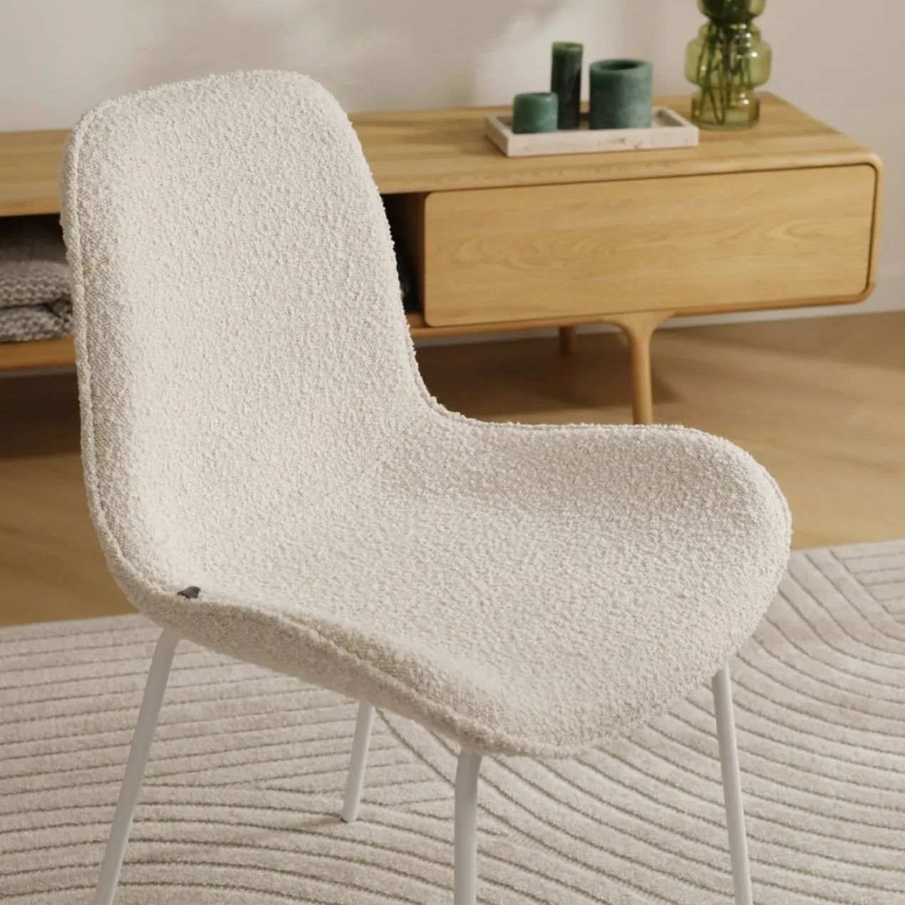 Eetkamerstoel Nora-Fé bouclé beige - wit onderstel