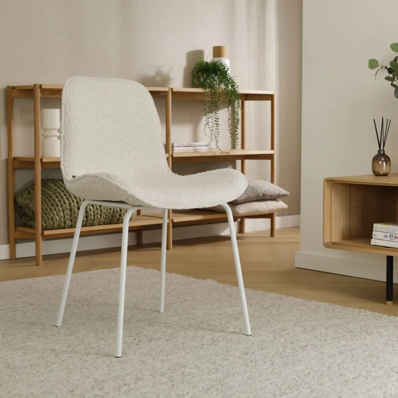 Eetkamerstoel Nora-Fé bouclé beige - wit onderstel