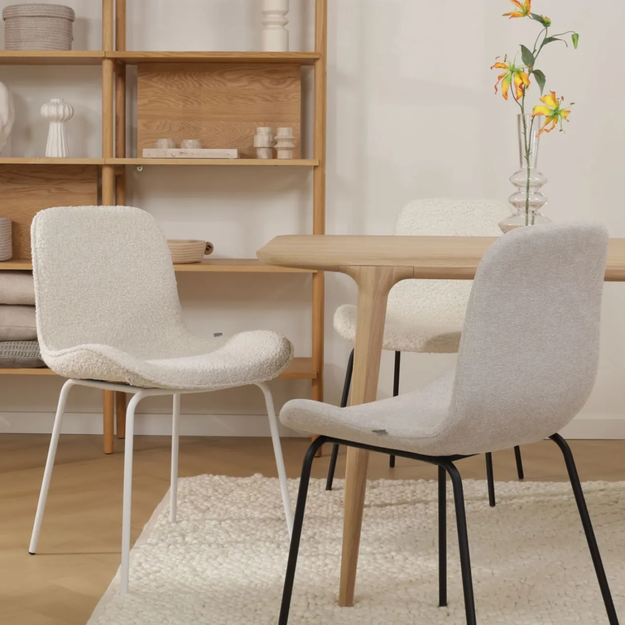 Eetkamerstoel Nora-Fé bouclé beige - wit onderstel