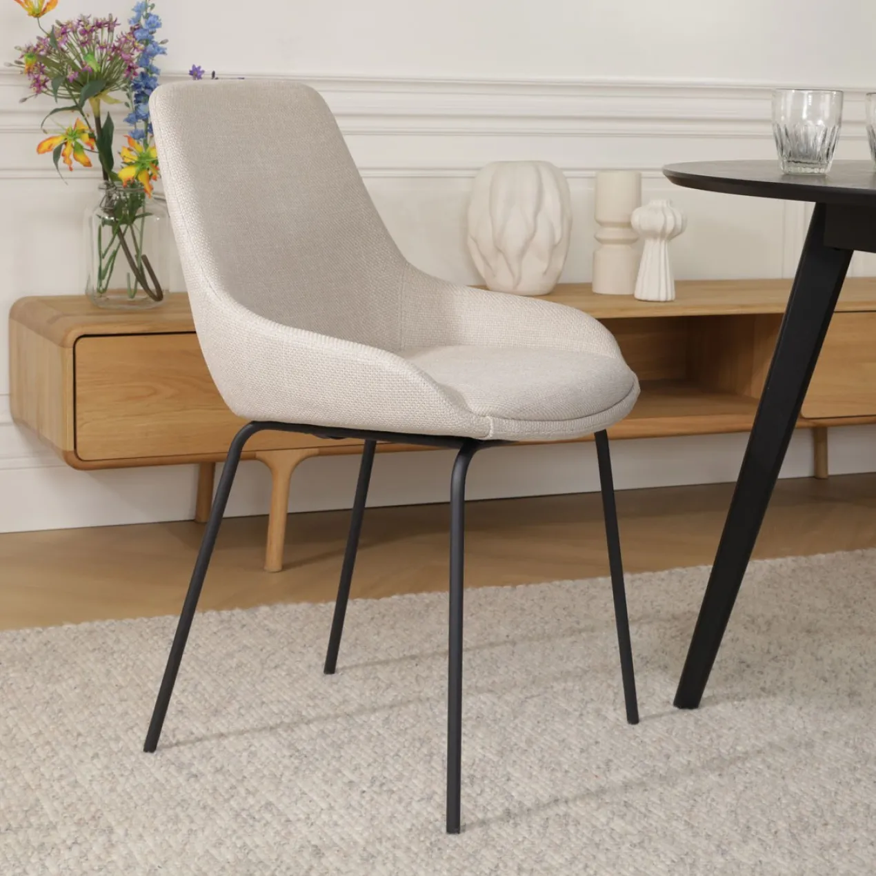 Eetkamerstoel Nora-Isa beige - zwart onderstel