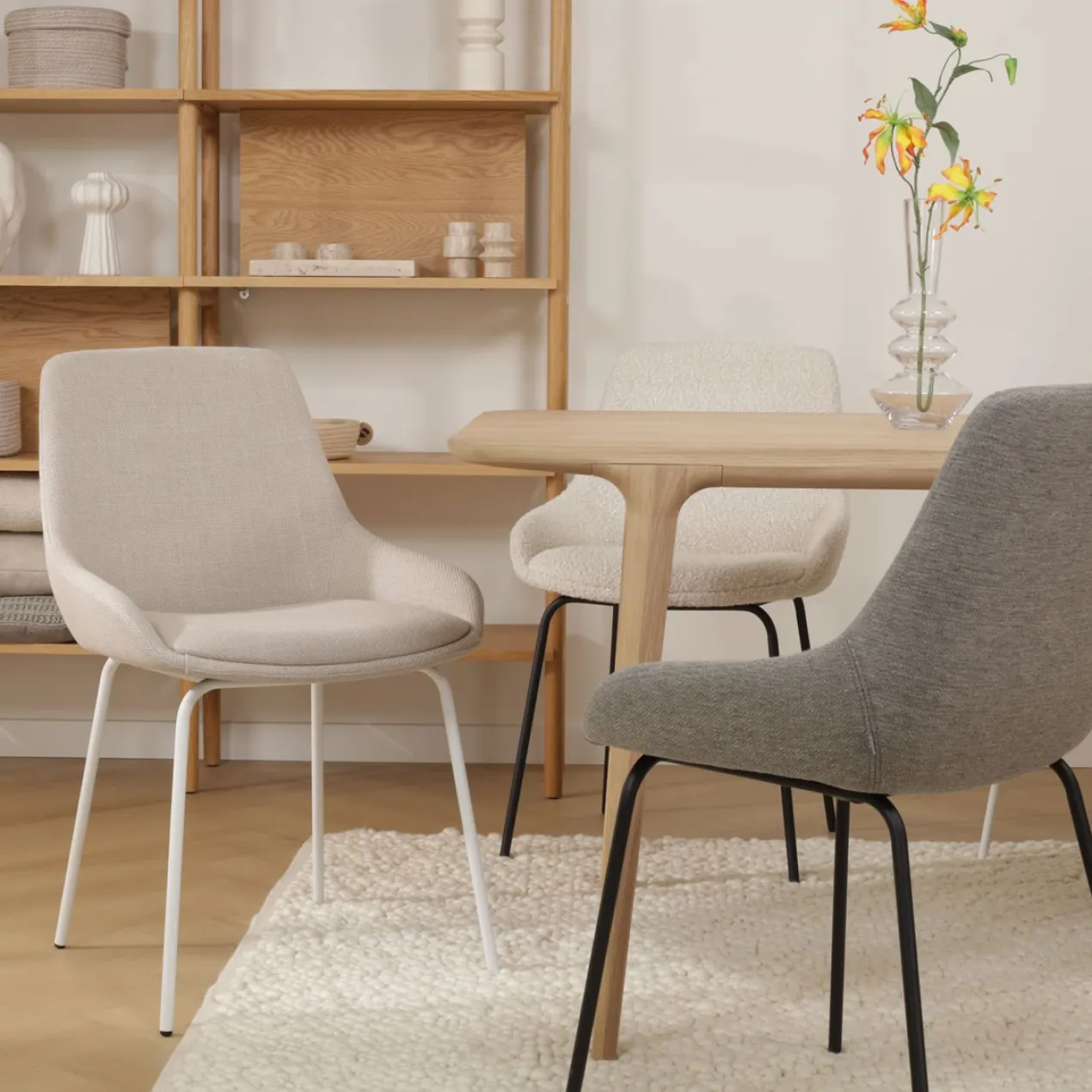 Eetkamerstoel Nora-Isa beige - zwart onderstel