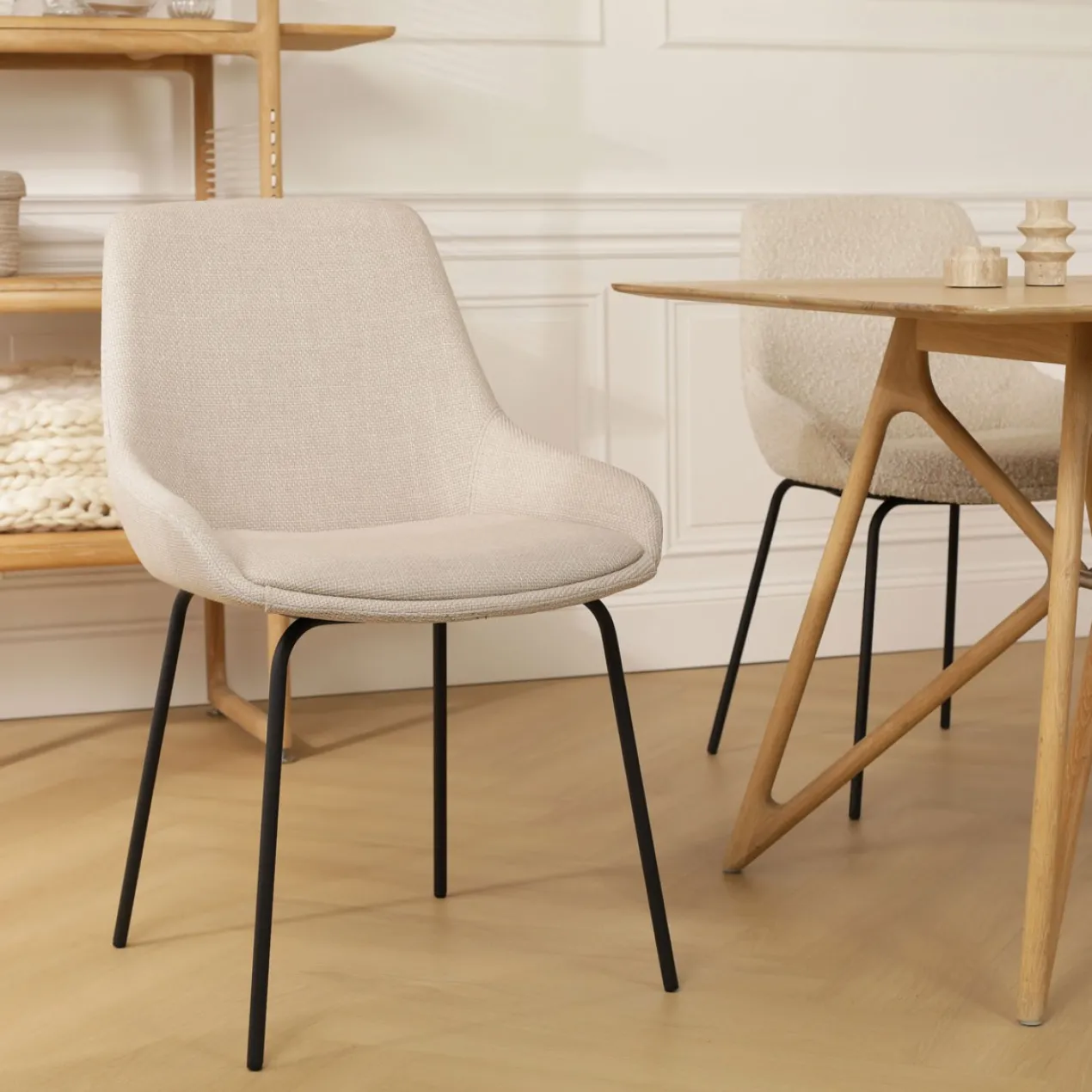 Eetkamerstoel Nora-Isa beige - zwart onderstel