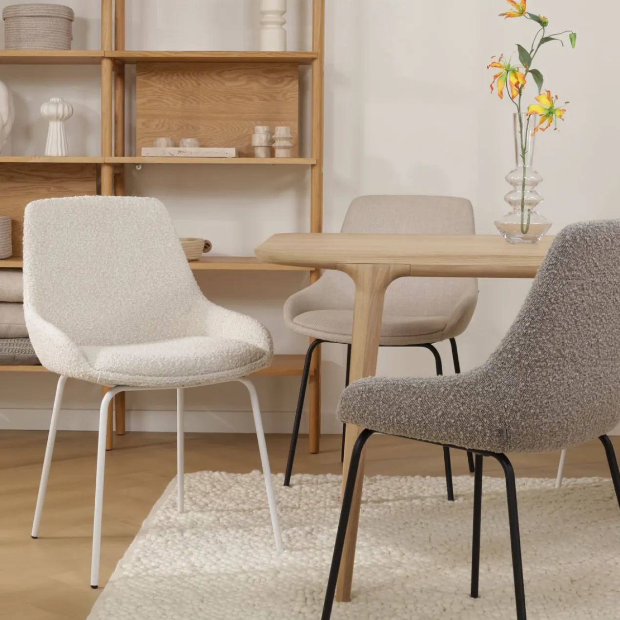 Eetkamerstoel Nora-Isa bouclé beige - zwart onderstel