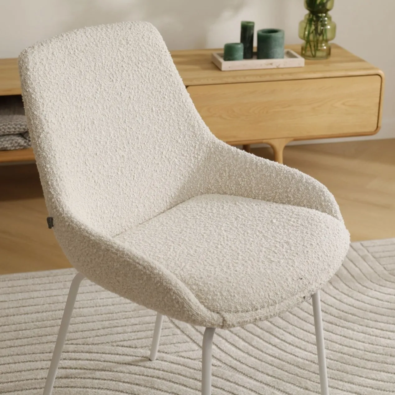 Eetkamerstoel Nora-Isa bouclé beige - wit onderstel