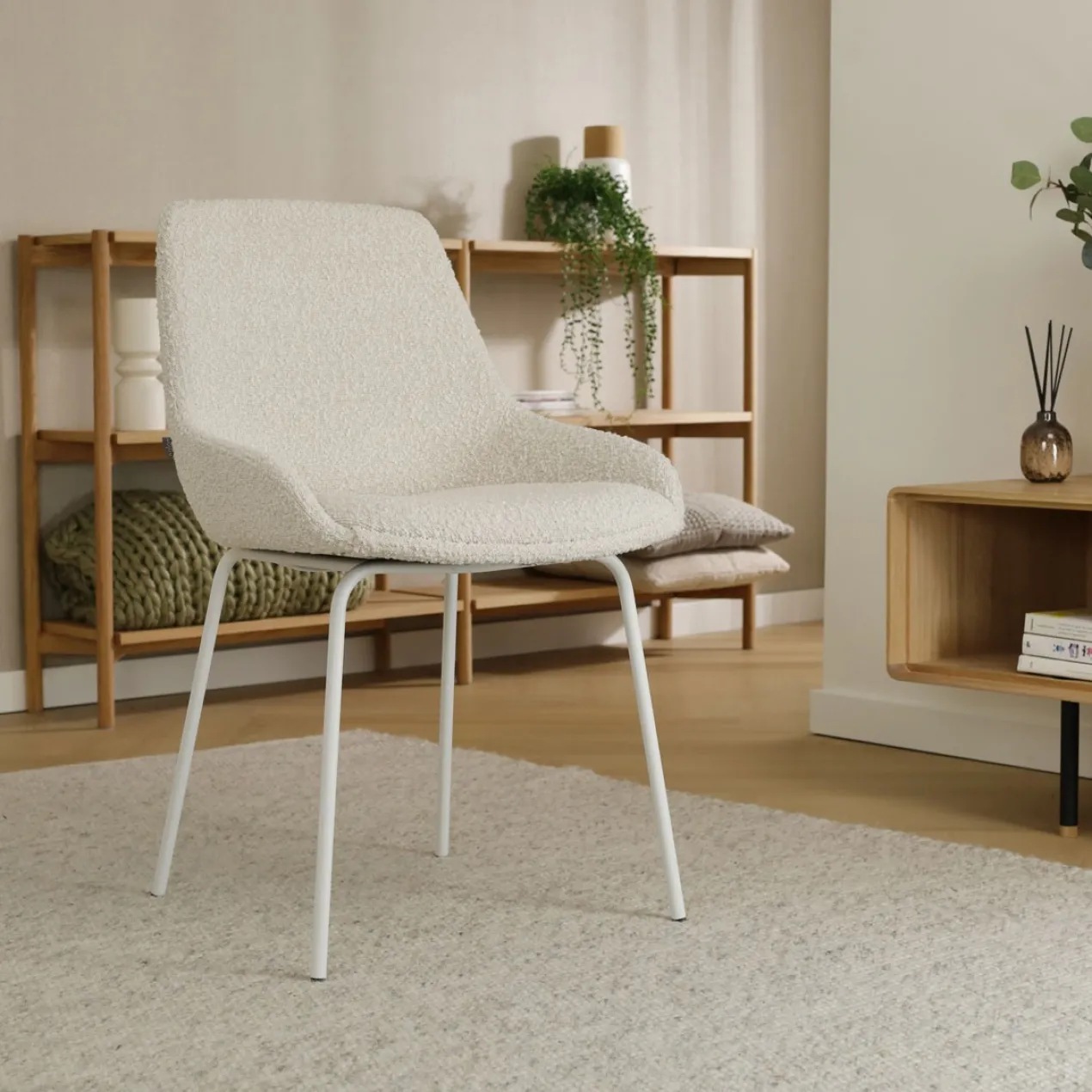 Eetkamerstoel Nora-Isa bouclé beige - wit onderstel