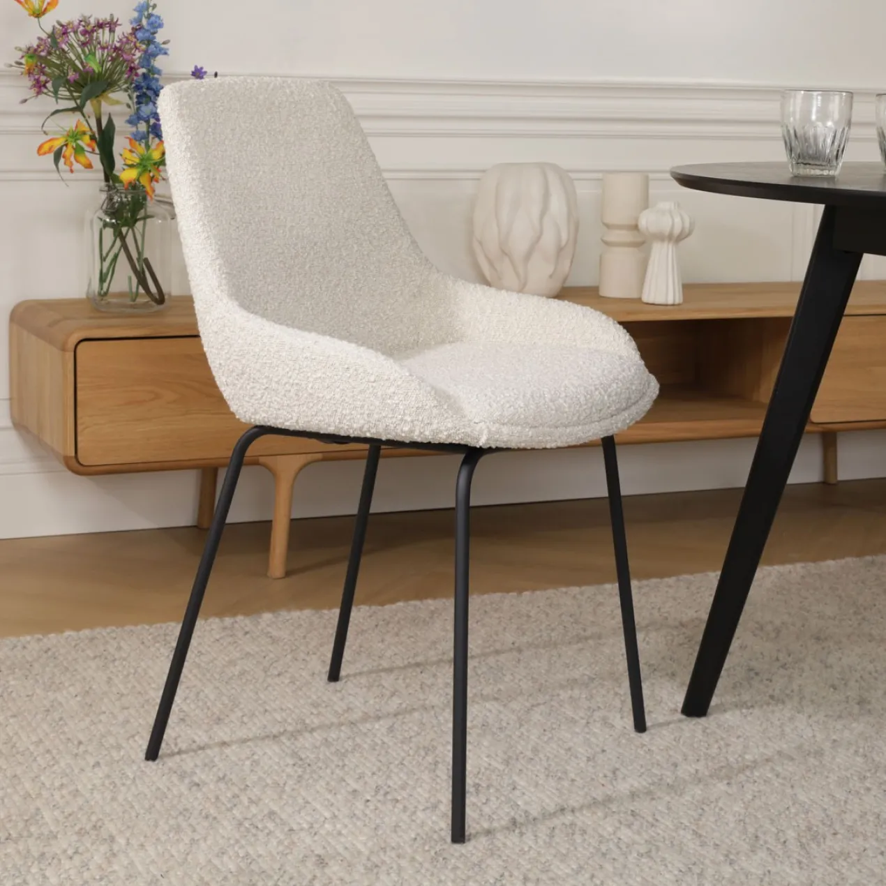 Eetkamerstoel Nora-Isa bouclé beige - zwart - set van 2