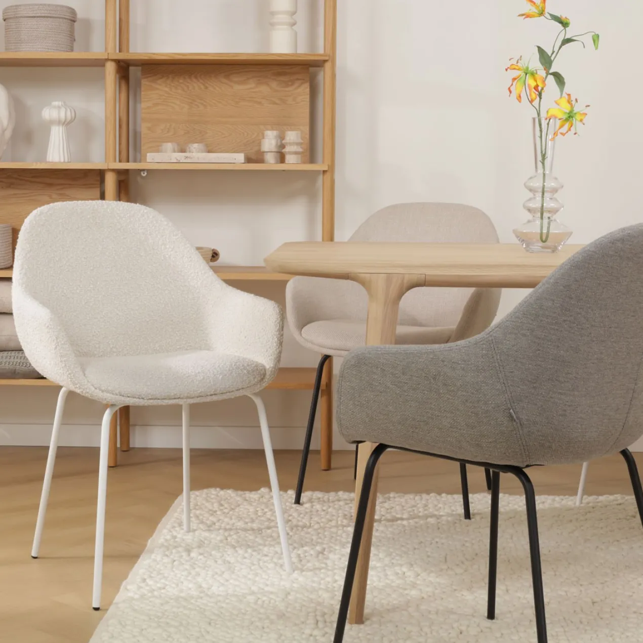 Eetkamerstoel Nora-Mae bouclé beige - wit onderstel