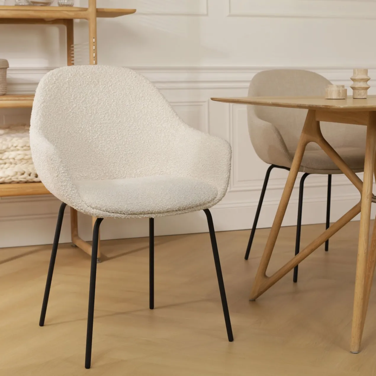 Eetkamerstoel Nora-Mae bouclé beige - zwart onderstel