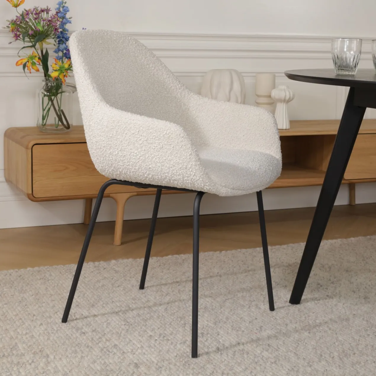 Eetkamerstoel Nora-Mae bouclé beige - zwart onderstel
