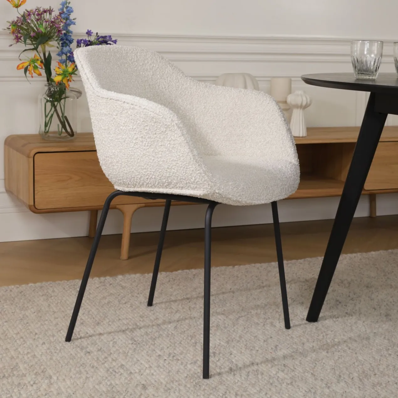 Eetkamerstoel Nora-Mare bouclé beige - zwart onderstel
