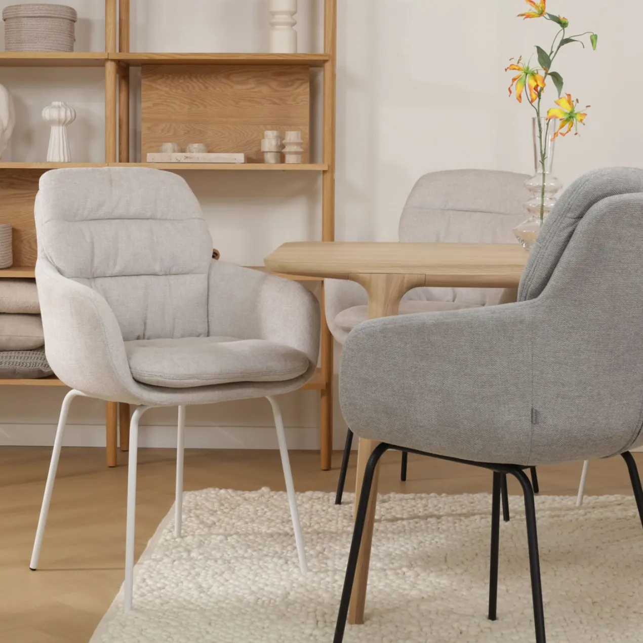 Eetkamerstoel Nora-Mia beige - zwart onderstel