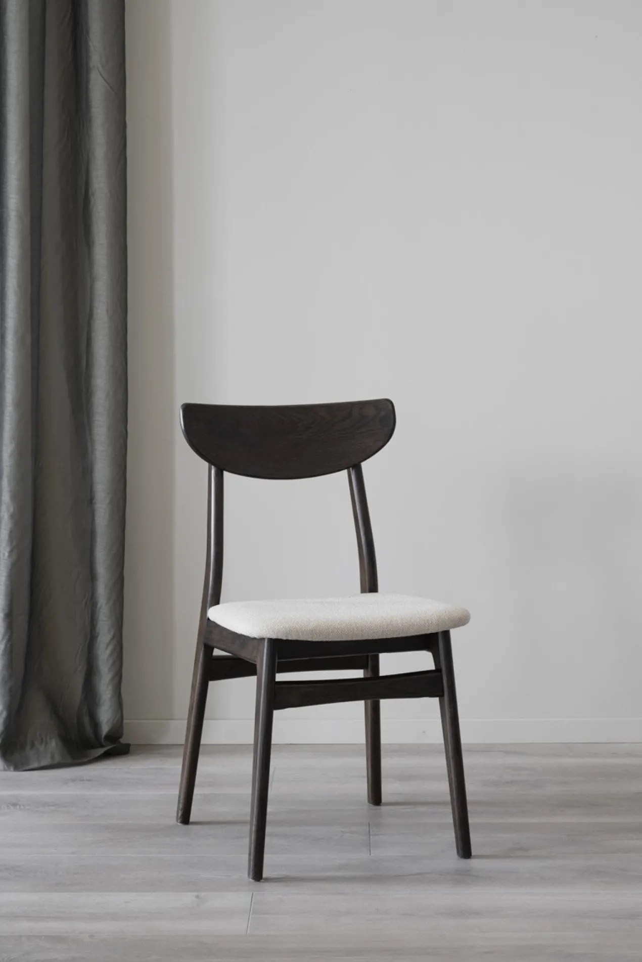 Eetkamerstoel Rodham donker eiken - gestoffeerde zitting Rodham houten eetkamerstoel donker eiken - gestoffeerde zitting beige