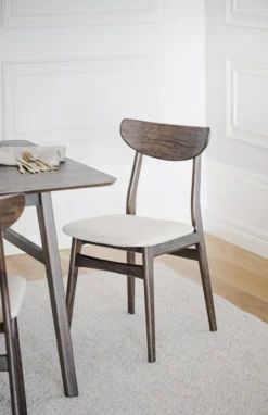 Eetkamerstoel Rodham donker eiken - gestoffeerde zitting Rodham houten eetkamerstoel donker eiken - gestoffeerde zitting beige