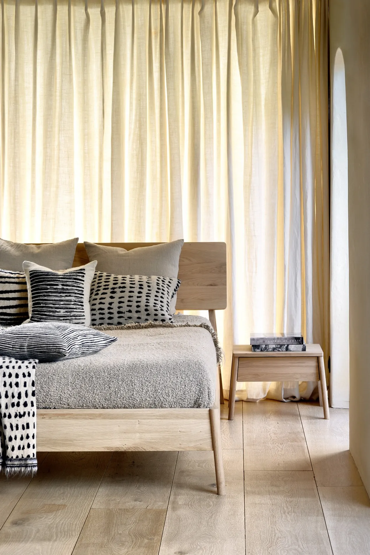 Ethnicraft bed Oak Air 180x200