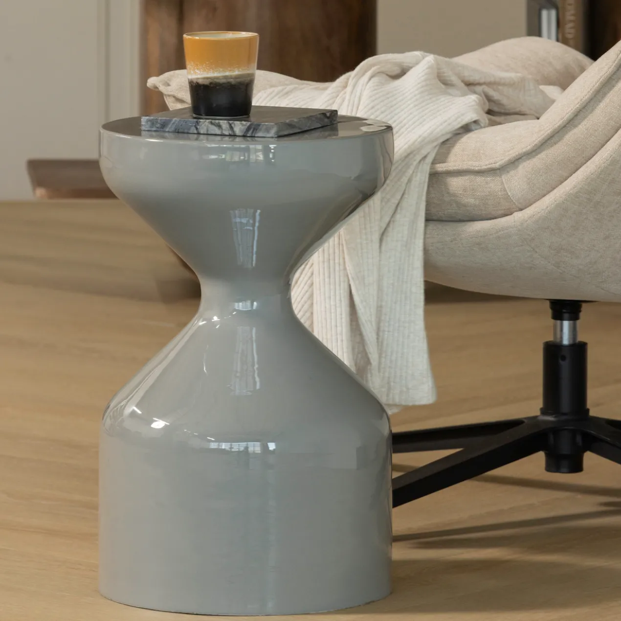 Floyd bijzettafel metaal lichtgrijs