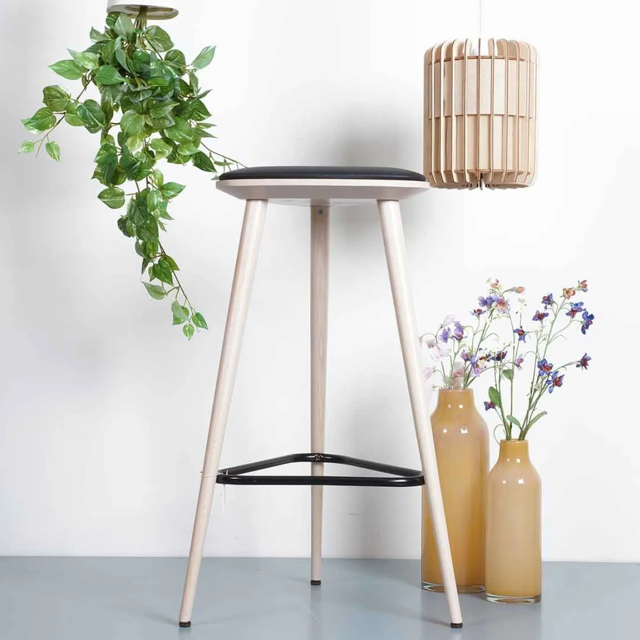 Houten krukje Finn whitewash met zitkussen - 49 cm