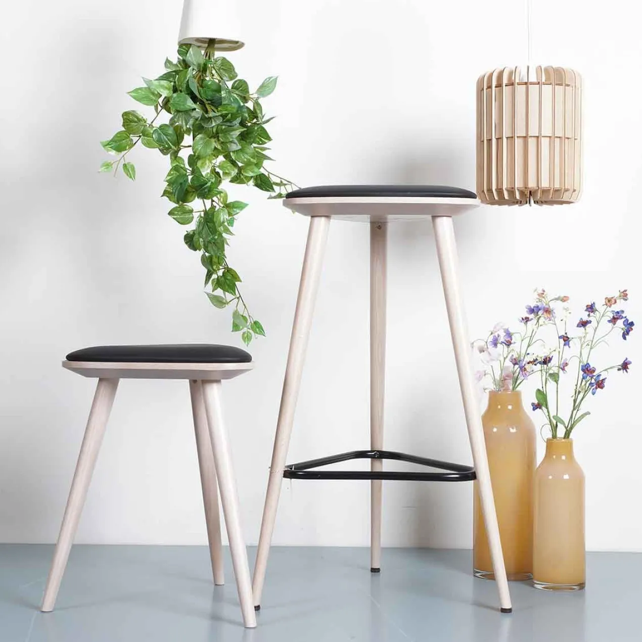 Houten krukje Finn whitewash met zitkussen - 49 cm