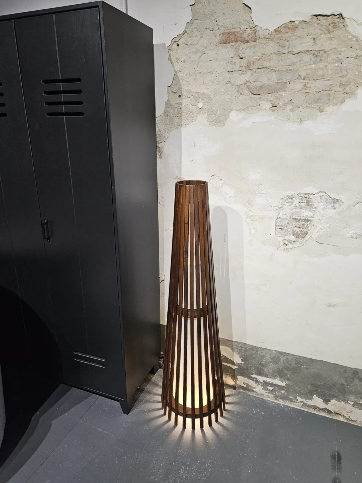 Interieurdirekt – Vloerlamp Anto – Teakhout – 120cm – Walnoot
