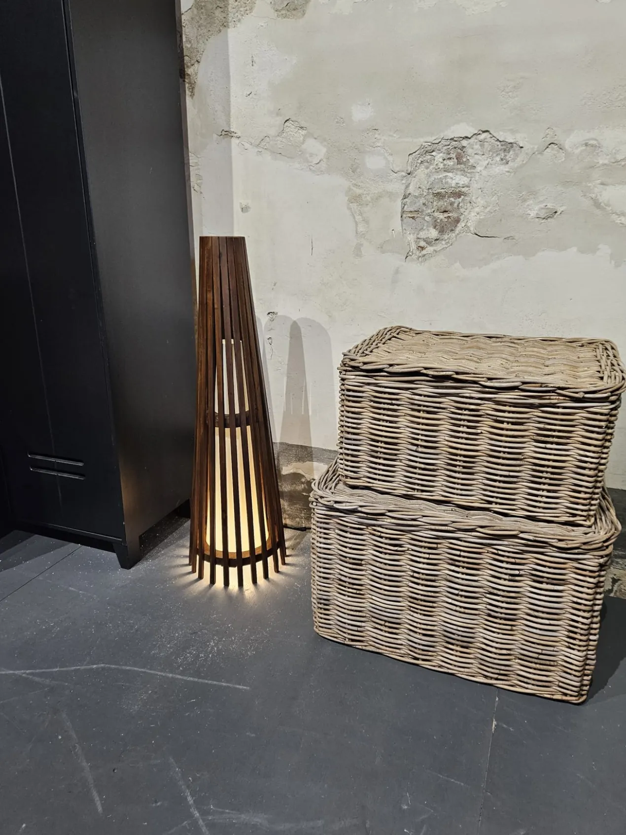 Interieurdirekt – Vloerlamp Anto – Teakhout – 90cm – Walnoot